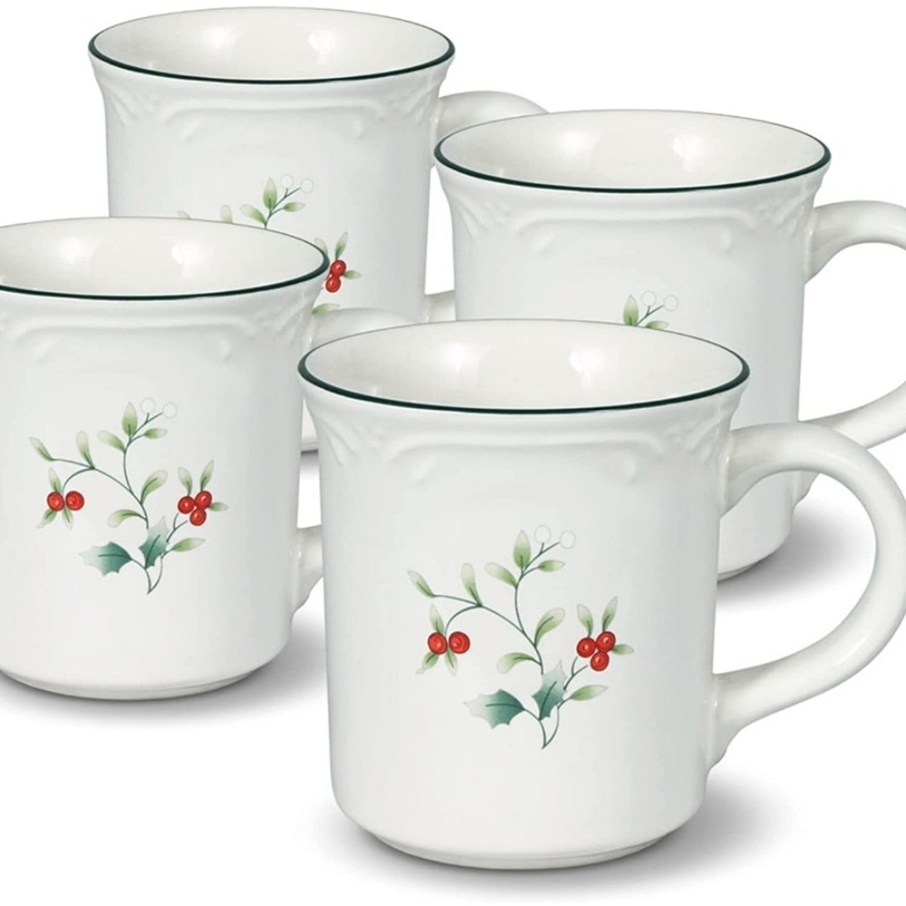 Pfaltzgraff Winterberry 12-Ounce christmas Coffee Mugs, Set of 4